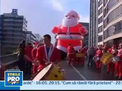 Invazie de Mosi Craciun pe strazile din Porto