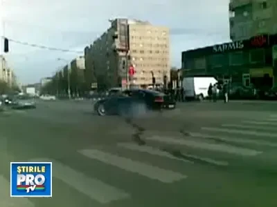 Tupeu incredibil! S-au dat in spectacol cu masinile pe trecerea de pietoni!