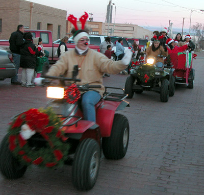 In loc de personaje de poveste, au scos la parada de Craciun masinile!