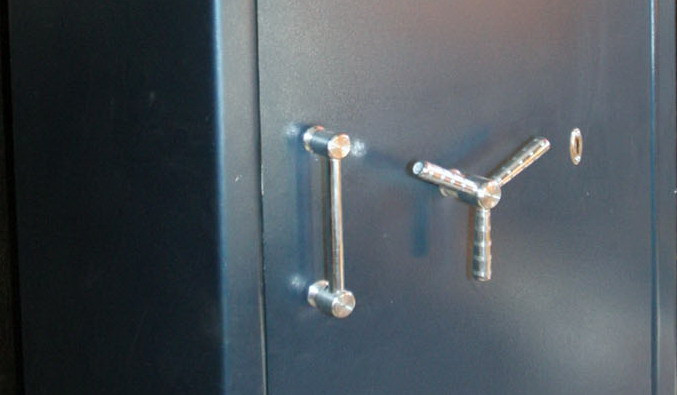 Salvare spectaculoasa a unui copil inchis intr-un seif!