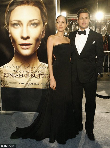 Esti curios ce face familia Pitt-Jolie de Craciun?