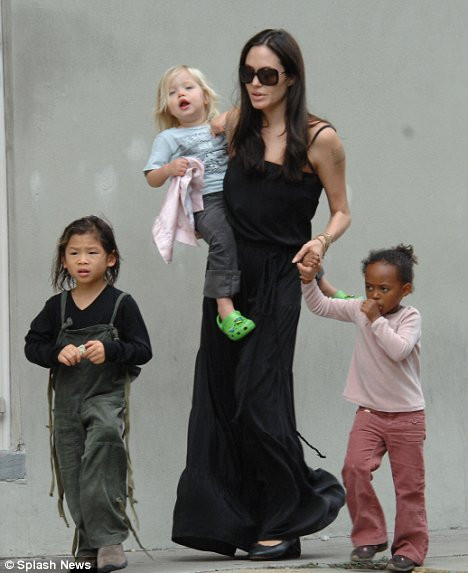 Angelina Jolie nu e cine stie ce gospodina, dar e fan... Bruce Lee