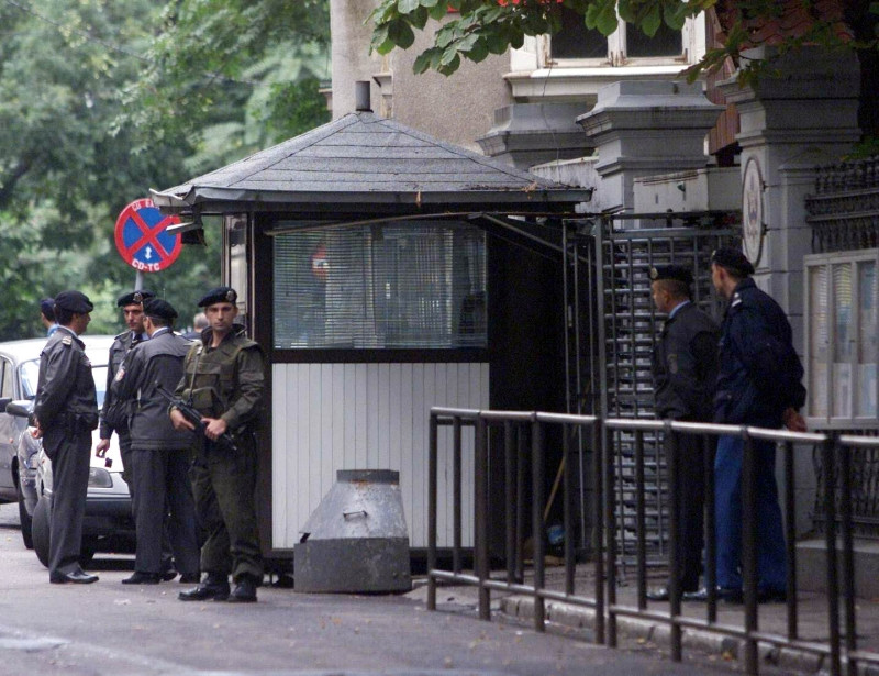 Atentat cu ghiveci in Bucuresti! O masina a ambasadei SUA, avariata!