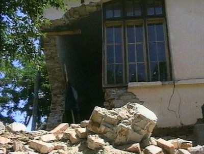 Norocul le-a scapat! S-a prabusit peretele primariei in urma lor!