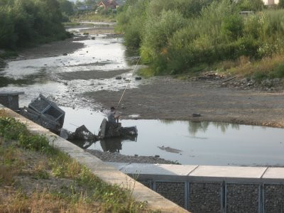 Accident sau sinucidere? Cadavrul unei femei, gasit pe malul unui rau
