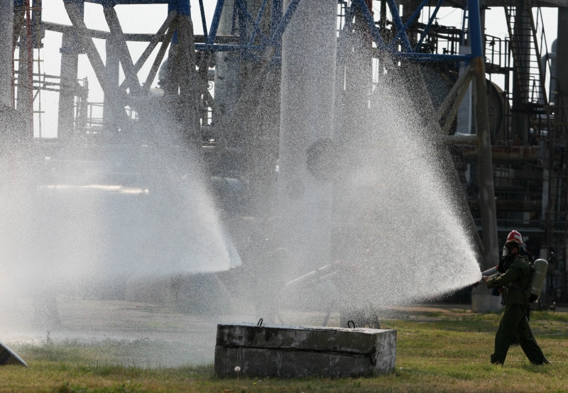 Alerta la Petromidia! Un rezervor cu 40.000 de tone de titei a luat foc!