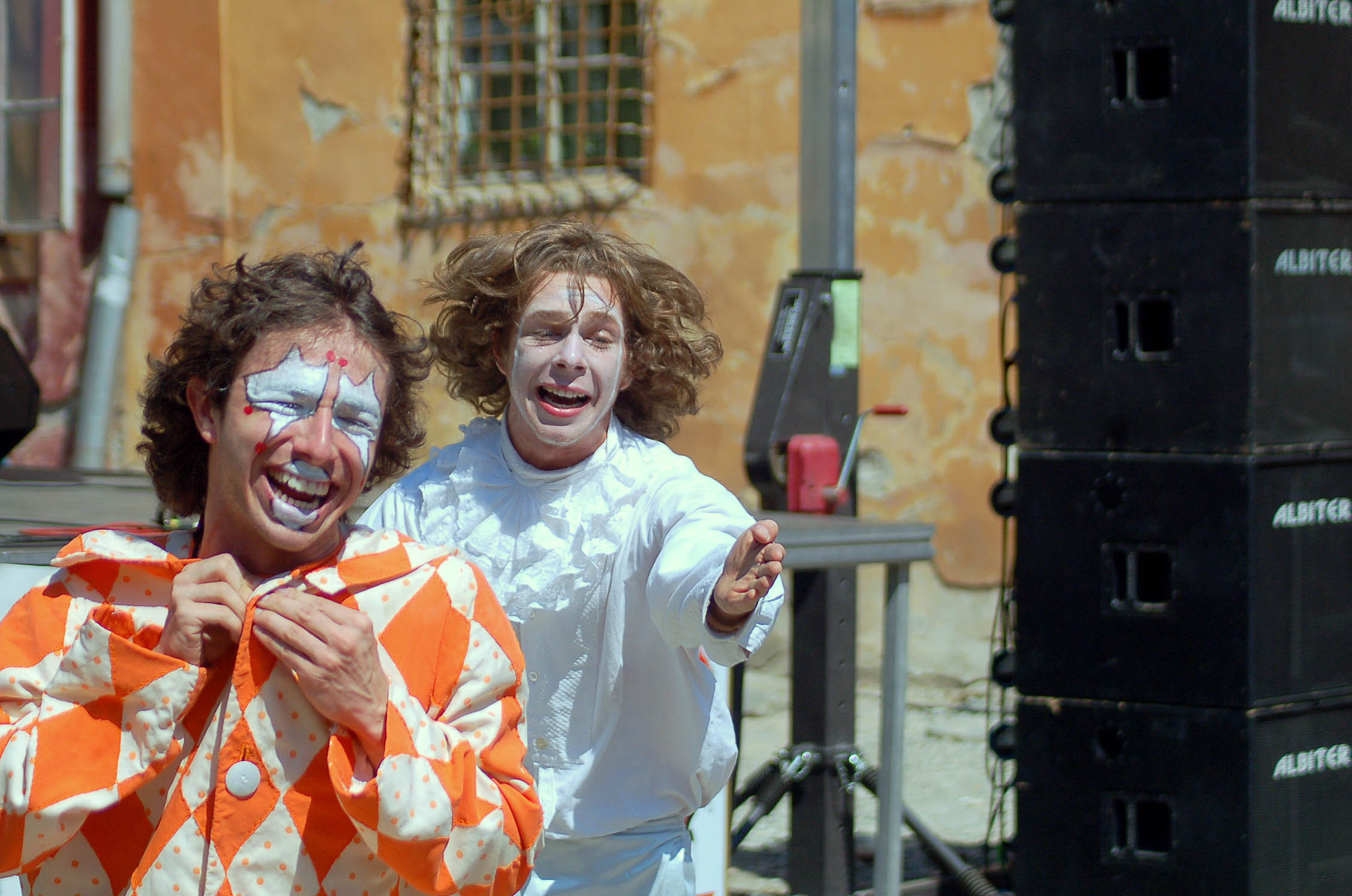 Peste 200 de clovni intr-o procesiune religioasa in Mexic