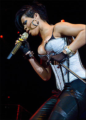 Rihanna ne-arata (din nou) ca are cu ce!
