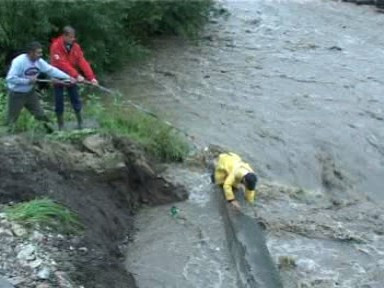 Au vrut sa traverseze cu masina un pod, dar au fost inghititi de ape!