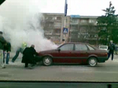Masina cuprinsa de flacari, pe o strada din Oradea