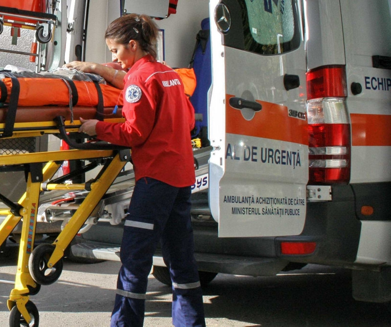 Incredibil! S-a ales doar cu nasul spart dupa ce a cazut de la etajul 4