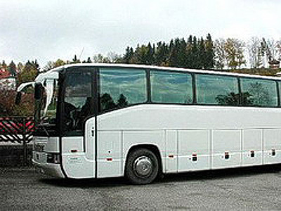 Un autocar cu 35 de persoane s-a rasturnat, dupa ce a fost lovit de remorca unui TIR. Sapte persoane au fost ranite