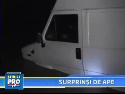 Au vrut sa traverseze cu masina un pod, dar au fost inghititi de ape!