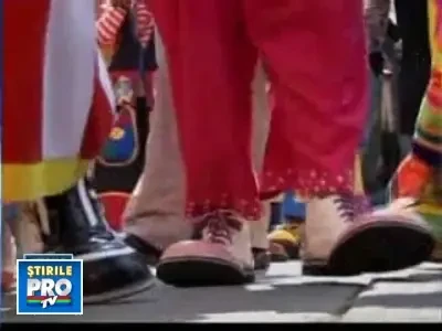 Peste 200 de clovni intr-o procesiune religioasa in Mexic