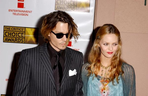 Johnny Depp da semne de insuratoare