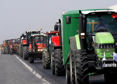 Punct de frontiera dintre Grecia si Bulgaria, blocat de 800 de tractoare!