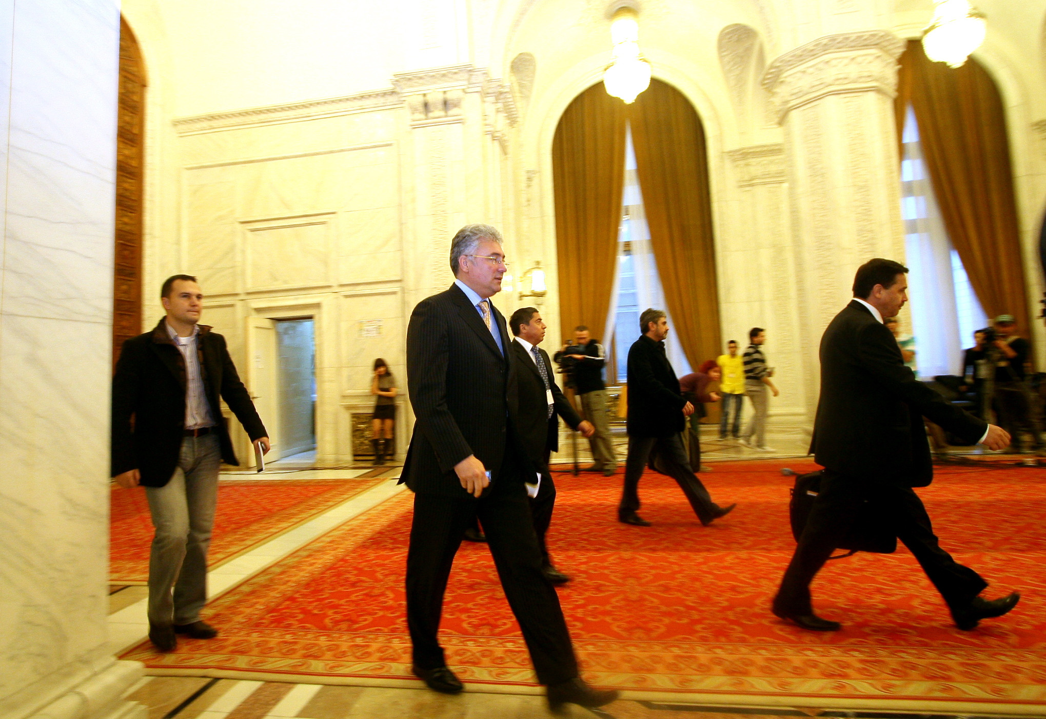 Ne vedem luni! La Parlament, pentru prezentarea ministrilor