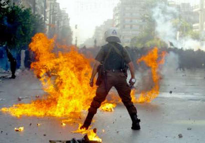 Incidente la Salonic: 30 de tineri au luat cu asalt un teatru