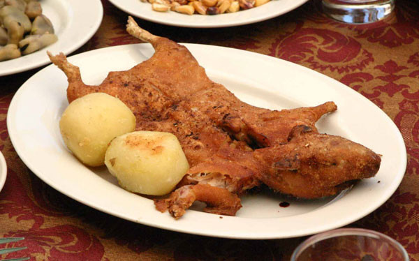 De sarbatori, in Peru se serveste friptura din carne de porcusor de Guineea