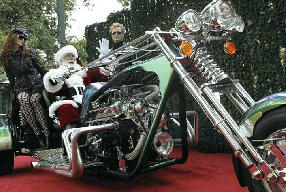 Mos Craciun s-a smecherit. A renuntat la sanie si vine pe motocicleta sa aduca daruri copiilor