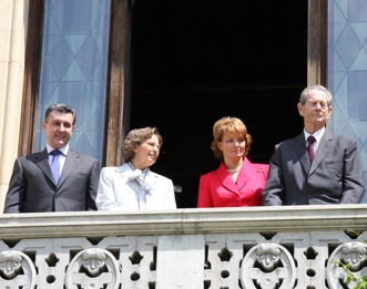 Febra cumparaturilor a curpins si familia regala!