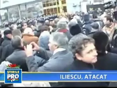 Fostul presedinte Ion Iliescu, atacat si huiduit de revolutionari