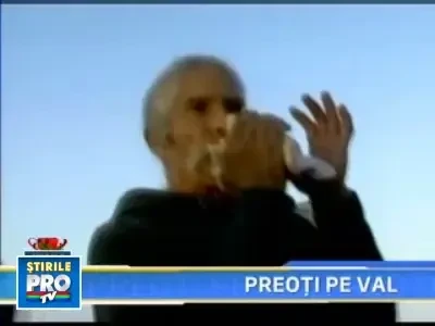 Din val in val in sutana! Doi preoti cer binecuvantarea oceanului