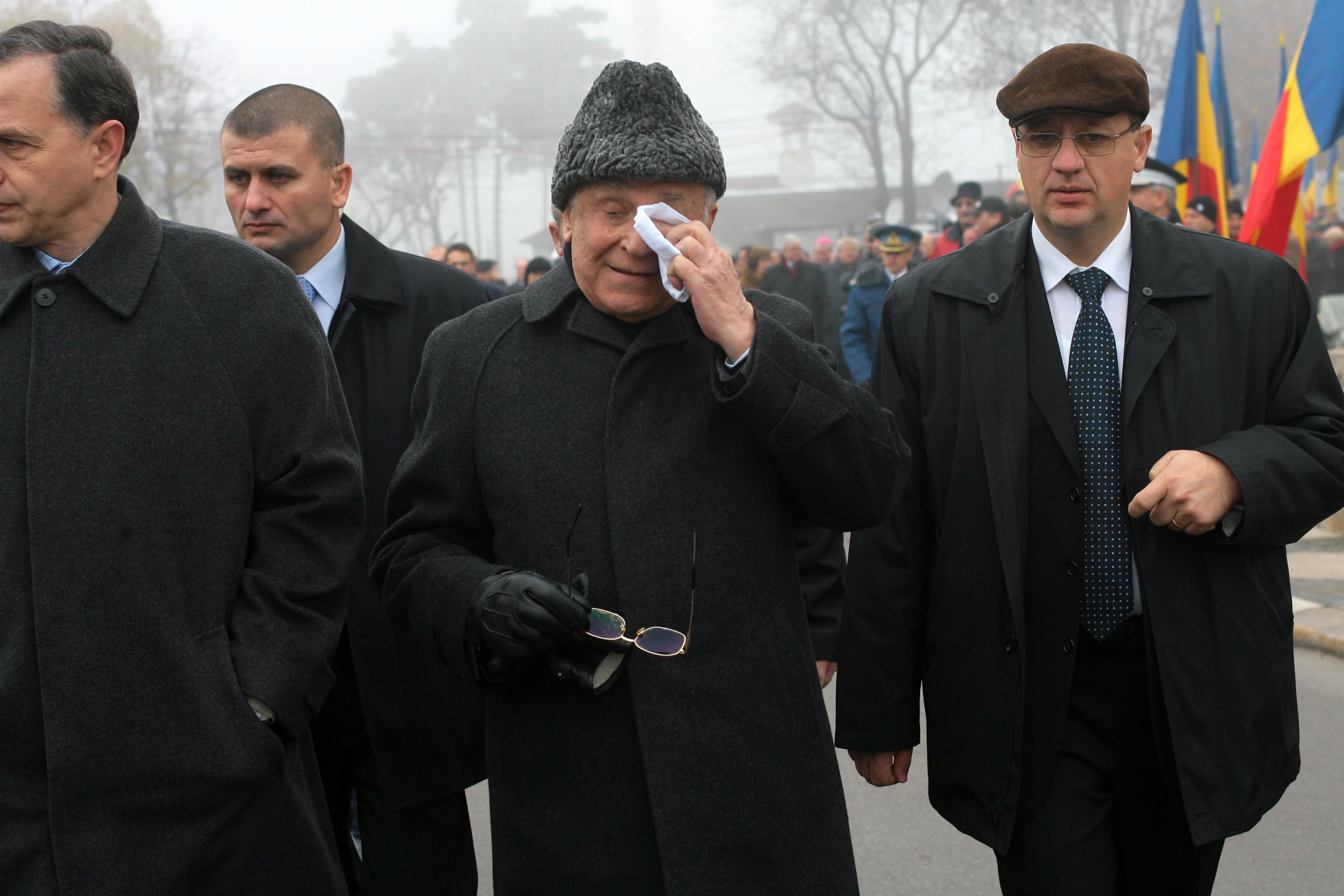 Huiduit din nou. Iliescu, pandit cu oua!