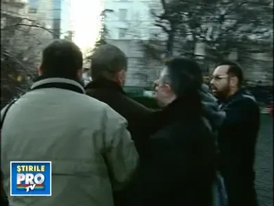 Ieri cu bani, azi cu oua! Iliescu huiduit din nou