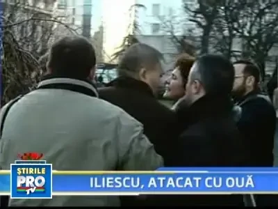 Ieri cu bani, azi cu oua! Iliescu huiduit din nou