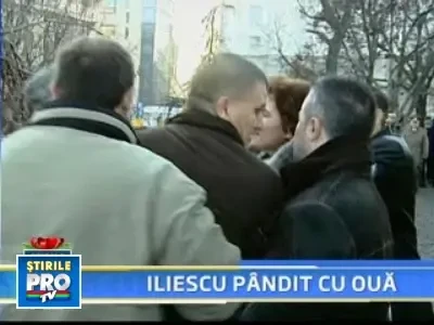 Huiduit din nou. Iliescu, pandit cu oua!