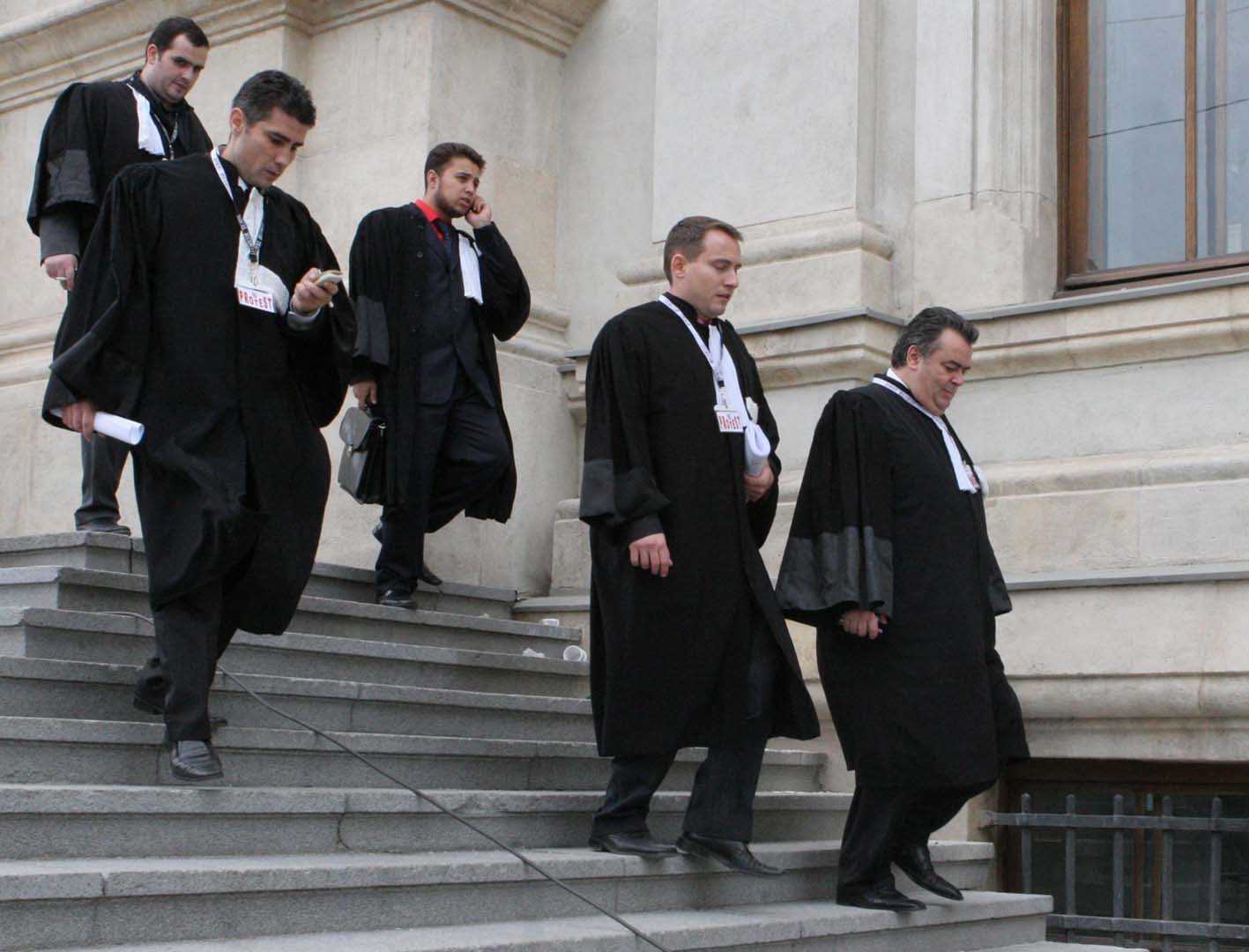 Au parasit salile de judecata si s-au mutat in strada!