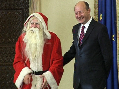 Sa traiti bine! Traian Basescu, colindat de copii