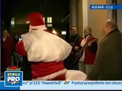 Mos Craciun a venit mai devreme pentru 60 de copii din Cluj