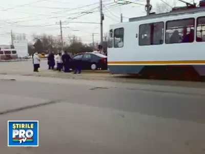 Ori e grabit, ori nu stie sa conduca! Mos Craciun cu masina in stalp