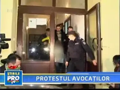Au parasit salile de judecata si s-au mutat in strada!