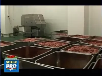 Zeci de pitesteni lucreaza la fabricarea celui mai lung carnat din lume