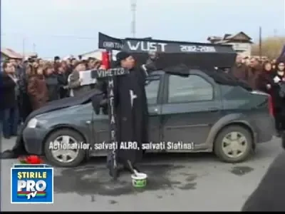 In prag de Craciun, angajatii de la ALRO Slatina au iesit din nou in strada