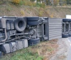 Pericol de explozie! Un camion cu 200 de butelii a iesit de pe carosabil!