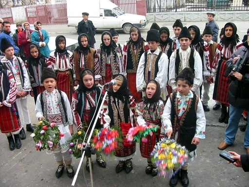 Colindatori cu mult zgomot si putina muzica. Traditia care a inceput sa se joace cu nervii romanilor