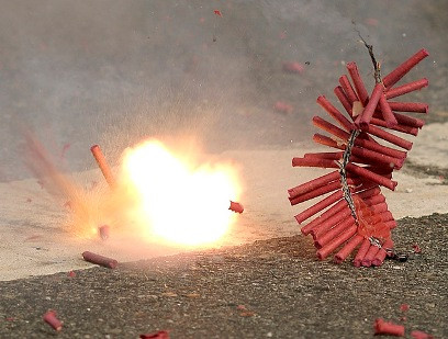 Te-ai lasa bombardat cu petarde ca sa ai noroc?