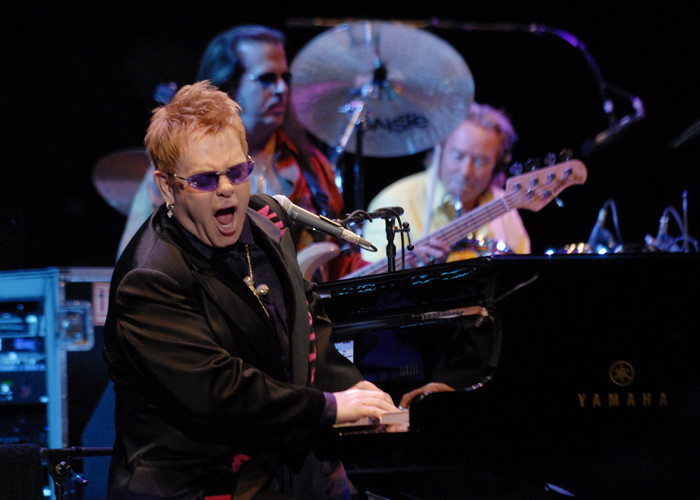 Elton John va avea o strada cu numele lui