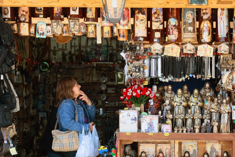 Castiga in fiecare zi un concurs si traieste doar din asta.Povestea femeii a carei meserie e norocul