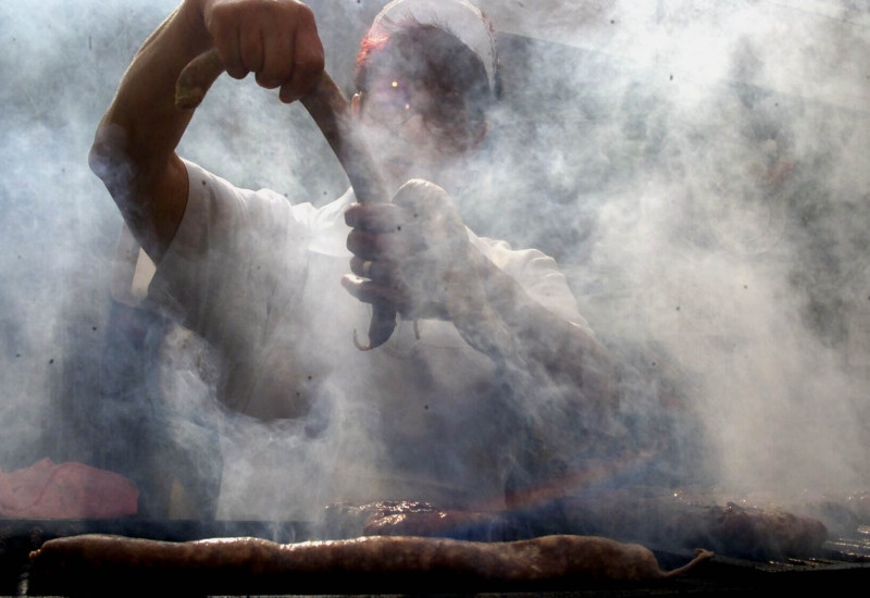 Pastele Blajinilor: gratarele romilor sfaraie in cimitire