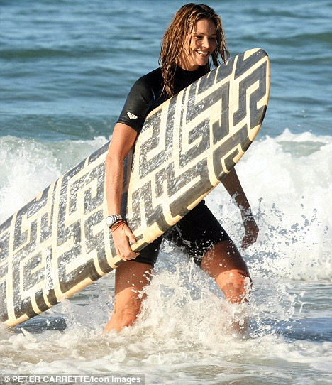 Elle Macpherson se tine bine pe placa!