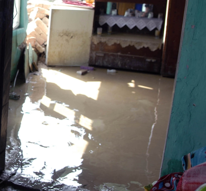 Alunecari de teren din cauza inundatiilor! DN 67 D a fost blocat