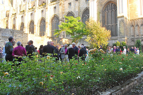 Un preot din Texas si-a tinut slujba de duminica de pe acoperisul bisericii
