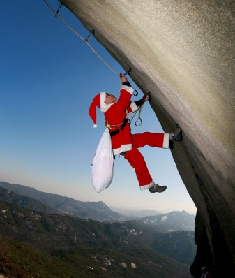 Mos Craciun s-a apucat de sporturi extreme!