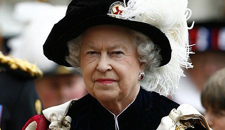 In plina criza, regina Marii Britanii face economii: merge cu trenul!