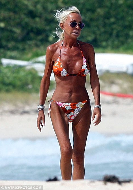 Nerecomandat celor slabi de inima: Donatella Versace, dezbracata!